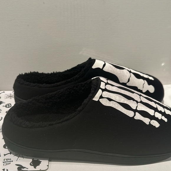 Men’s Halloween Slippers fully lined and soft inside with rubber bottoms. - Picture 2 of 3